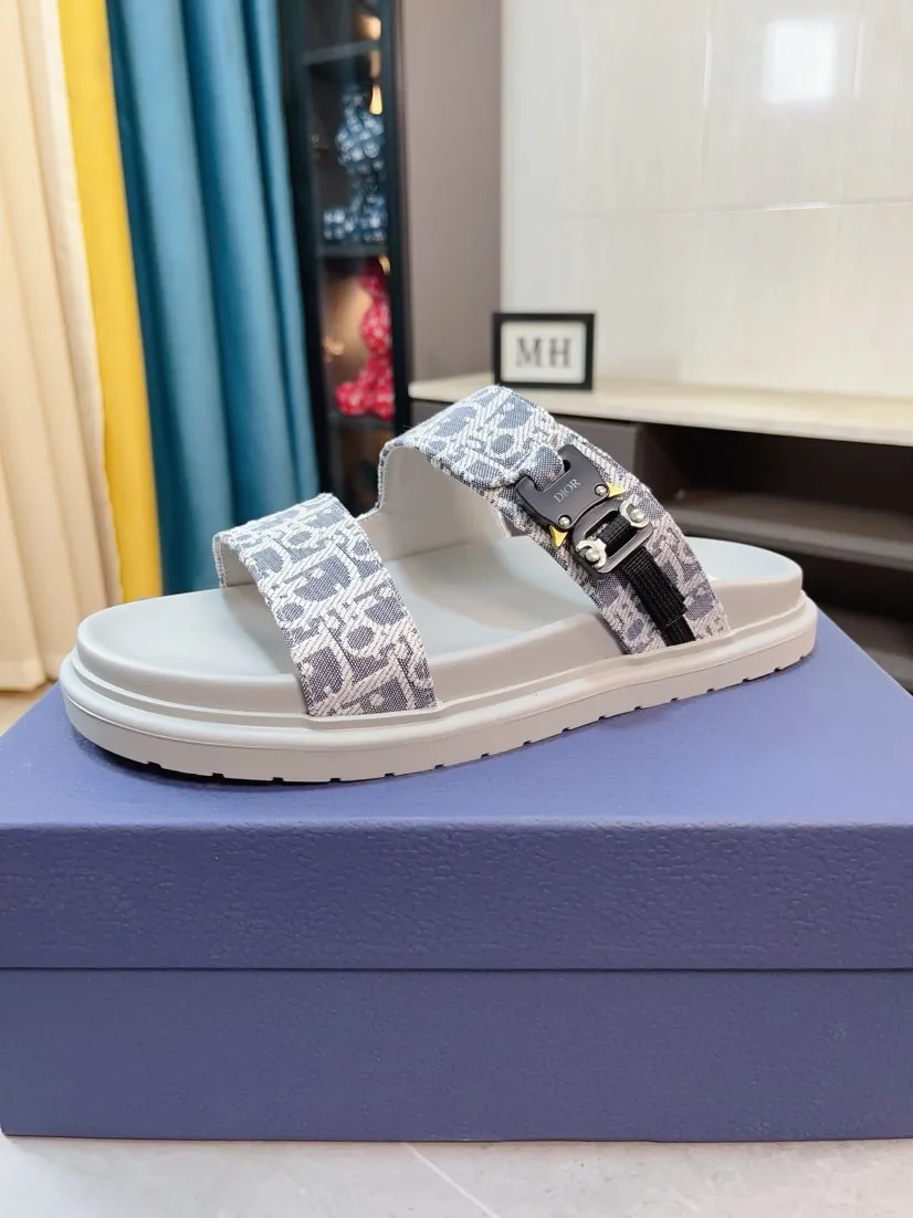 Men's Men's Shoes 💰320🌸🌸Dior Aqua Men's Sandals Slippers. Showcasing Dior haute couture design. The Dior gray suede strap is accented with an aluminum Dior buckle for added style. Paired with a comfortable tonal notch sole, they pair easily with shorts or jeans for a sophisticated look. Main body: suede cow leather, technical fabric lining: cow leather, with adjustable straps, aluminum Dior buckle, Dior gray EVA insole, tonal notch rubber outsole splicing structure👌👌size: 38-44 (45.46 customized)